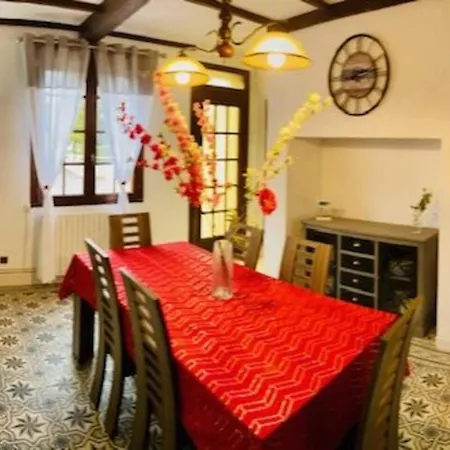 De Coquelicots Avec Jacuzzi A Holiday home Embreville